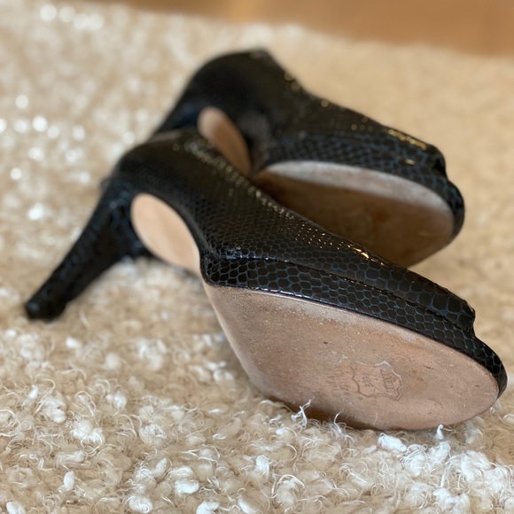 Immaculate Stuart Weitzman black reptile peep-toe pump - 8 - Picture 5 of 10